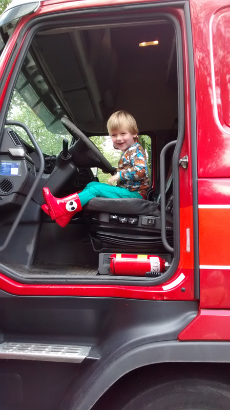 Kind zit voor een Passies Moving Truck
