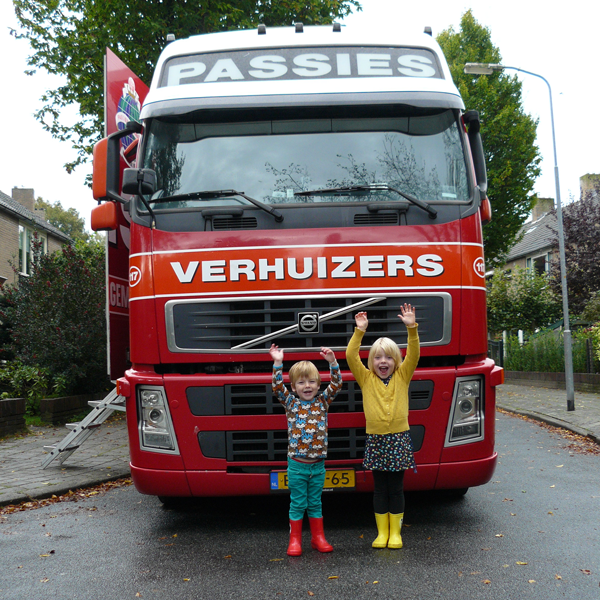 2 Kinderen staan voor Passies Vrachtwagen. 2 kinderen staan voor Passies Vrachtwagen.