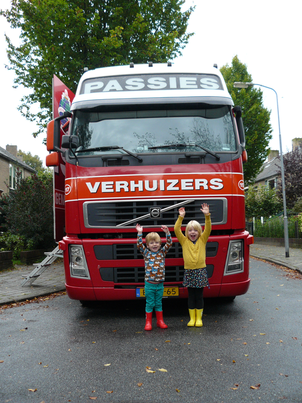 2 kinderen staan voor Passies Vrachtwagen.