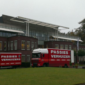 Passies Movers vrachtwagen bezig met een lading bij voormalig Hay Group gebouw Passies Movers vrachtwagen bezig met een lading bij voormalig Hay Group gebouw