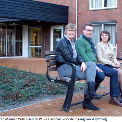 Irene Keijzer, Maurice Willemsen en Paula Havenaar voor de ingang van WIJdezorg.