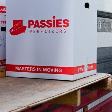 Verhuizen in Haarlem met Passies met behulp van hun witte verhuisdozen. Verhuizen in Haarlem met Passies met behulp van hun witte verhuisdozen.