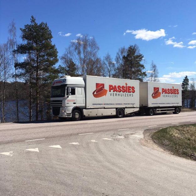 Passies Verhuizers witte vrachtwagens op de weg. Passies Verhuizers witte vrachtwagens op de weg.