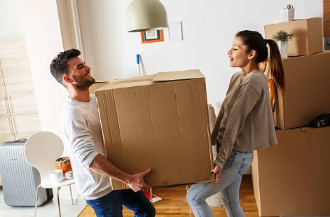 Echtpaar met verhuisdoos op de website van Passies Movers.